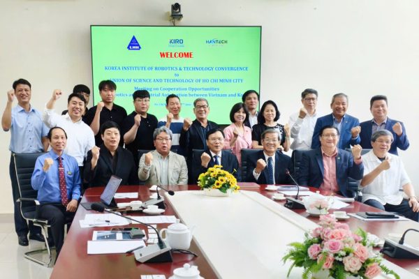 Dai dien cac ben cung chup hinh luu niem